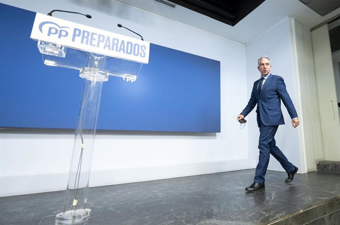 El coordinador general del PP, Elías Bendodo, a su llegada a una rueda de prensa tras el Comité de Dirección del PP, en la sede de la calle Génova, a 11 de abril de 2022, en Madrid (España). Esta es la segunda reunión del comité de dirección del Partido