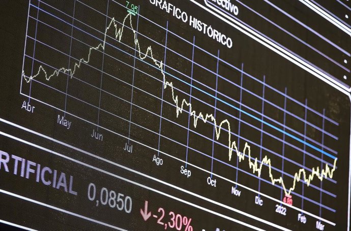 Vista de paneles con valores bursátiles en el Palacio de la Bolsa.