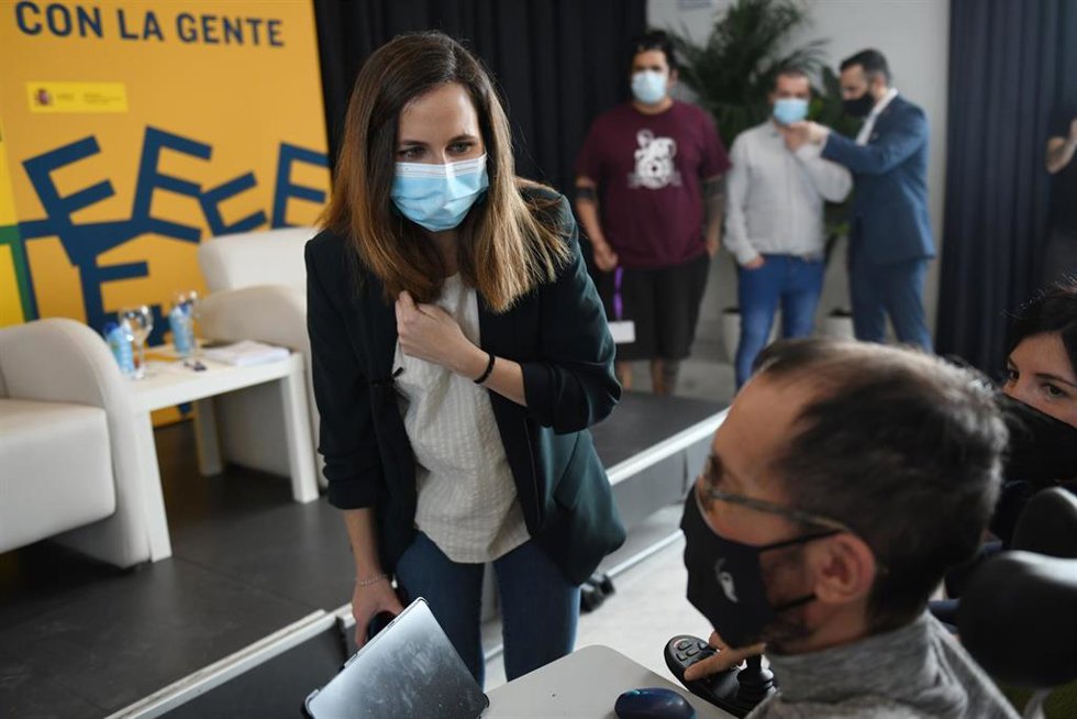 La ministra de Derechos Sociales y Agenda 2030, Ione Belarra, saluda al portavoz de Unidas Podemos en el Congreso, Pablo Echenique, en el Círculo de Bellas Artes, a 8 de abril de 2022, en Madrid (España). 