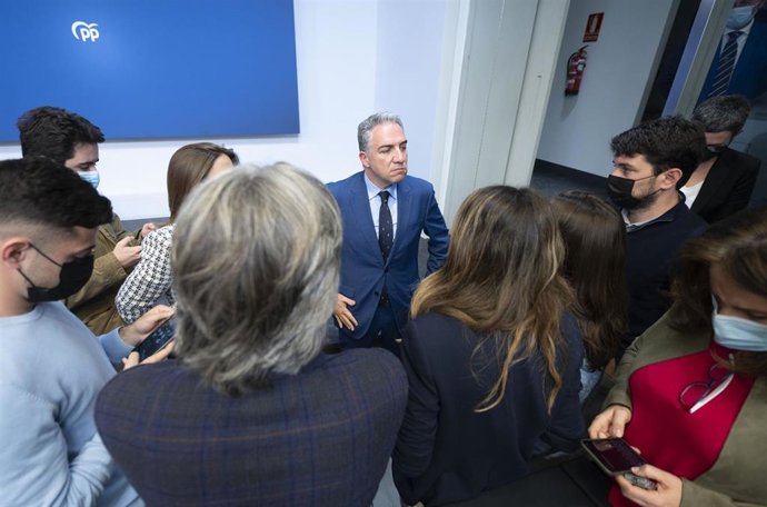 El coordinador general del PP, Elías Bendodo, a su salida de una rueda de prensa tras el Comité de Dirección del PP, en la sede de la calle Génova, a 11 de abril de 2022, en Madrid (España). Esta es la segunda reunión del comité de dirección del Partido