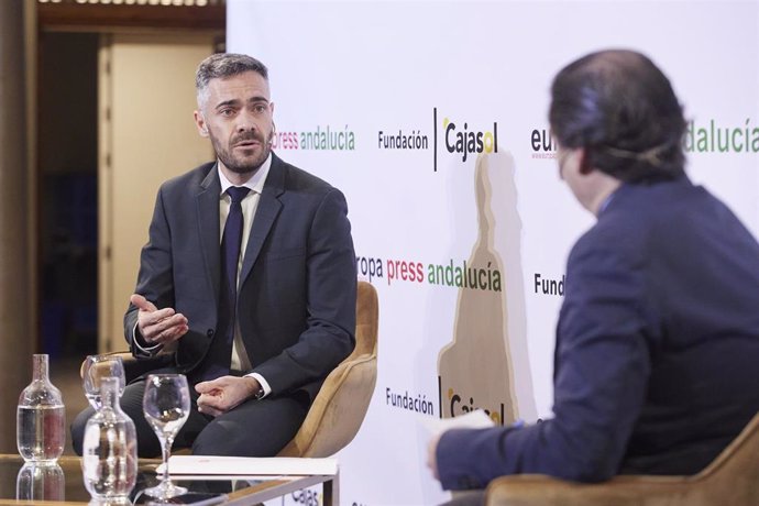 El portavoz del PSOE, Felipe Sicilia, durante el Encuentro Informativo de EuropaPress en la Fundación Cajasol, en Sevilla.