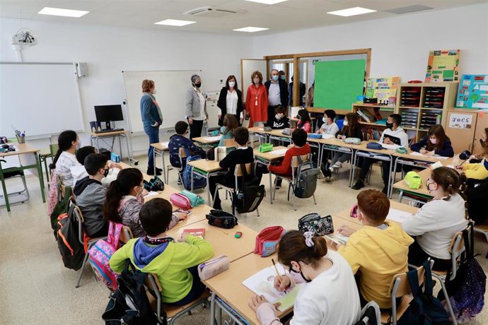 La presidenta del Govern, Francina Armengol, y el conseller de Educación y Formación Profesional, Martí March, asisten a la inauguración del CEIP Climent Serra i Servera de Porreres.
