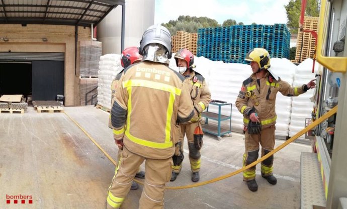 Bombers en l'incendi a Molins de Rei