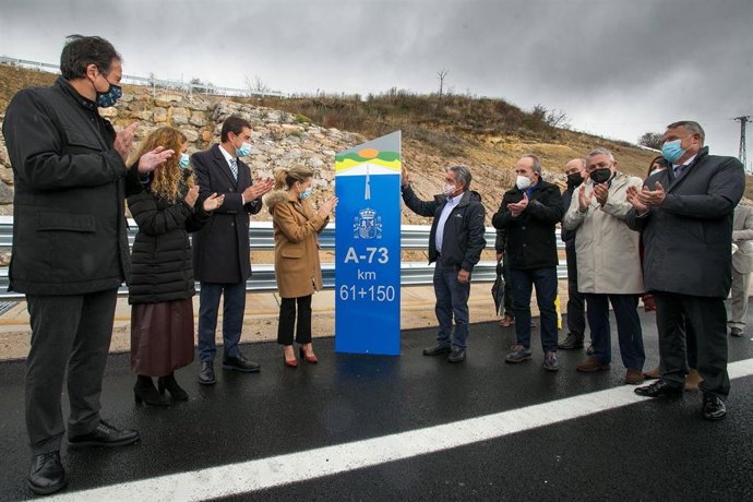 Archivo - La ministra de Transportes, Raquel Sánchez (4i) y el presidente de Cantabria, Miguel Ángel Revilla (5d), durante la puesta en servicio del tramo de de la autovía A-73 entre Pedrosa de Valdelucio (Burgos) y Báscones de Valdivia (Palencia)