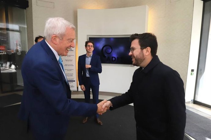El presidente de la Generalitat, Pere Aragons, se reúne en París con el presidente del Syndicat des Énergies Renouvelables, Jean-Louis Bal.