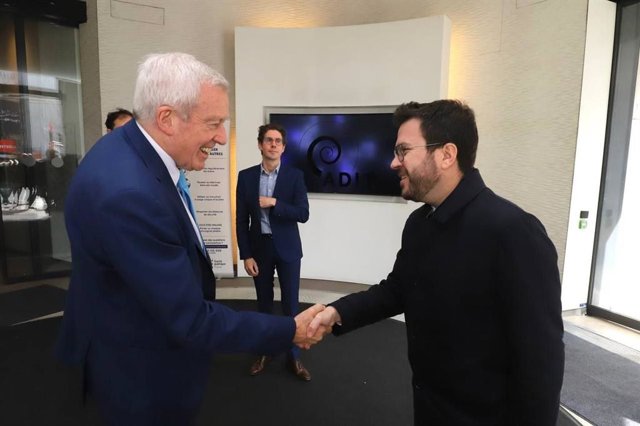El president de la Generalitat, Pere Aragonès, es reuneix a París amb el president del Syndicat des Énergies Renouvelables, Jean-Louis Bal.