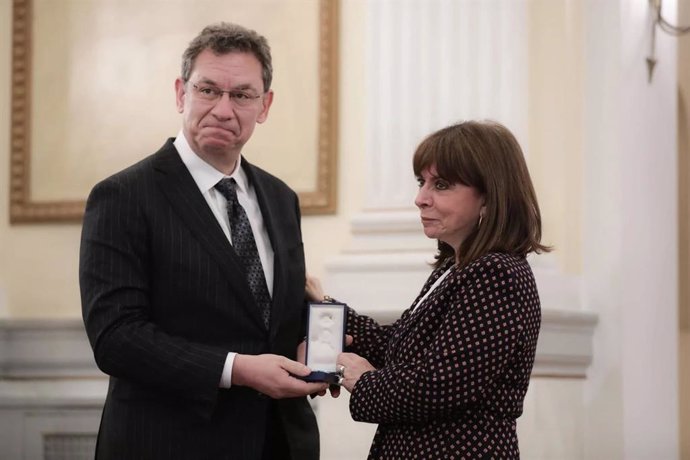 Greek President Katerina Sakellaropoulou (R) awards the medal of the Golden Cross of the Order of the Redeemer, to Pfizer President and CEO Albert Bourla (L), at a special ceremony at the Presidential Palace, Athens, Greece. [ALEXANDER BELTES/EPA]