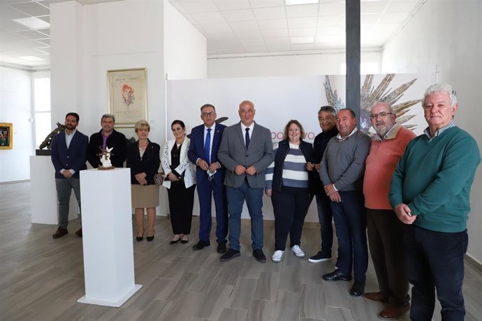 El presidente de la Diputación de Córdoba, Antonio Ruiz (centro), en la inauguración del Centro de Exposición Aurelio Teno en El Viso.