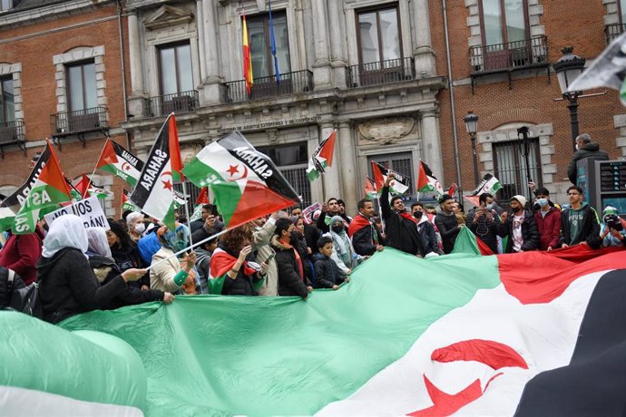 Varias personas, con banderas saharauis, protestan durante una manifestación convocada por la Coordinadora Estatal de Asociaciones Solidarias con el Sáhara (CEAS-Sáhara), frente al Ministerio de Asuntos Exteriores.