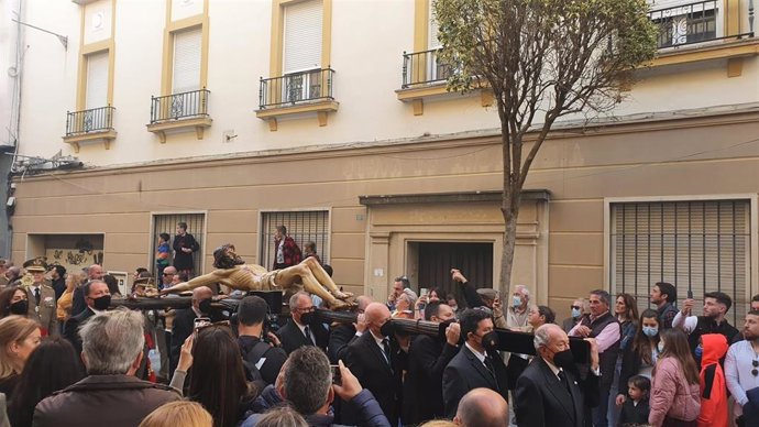 El Cristo de la Vera Cruz de la Hermandad de la Oración en el Huerto procesionando por el centro de Huelva el pasado Sábado de Pasión.