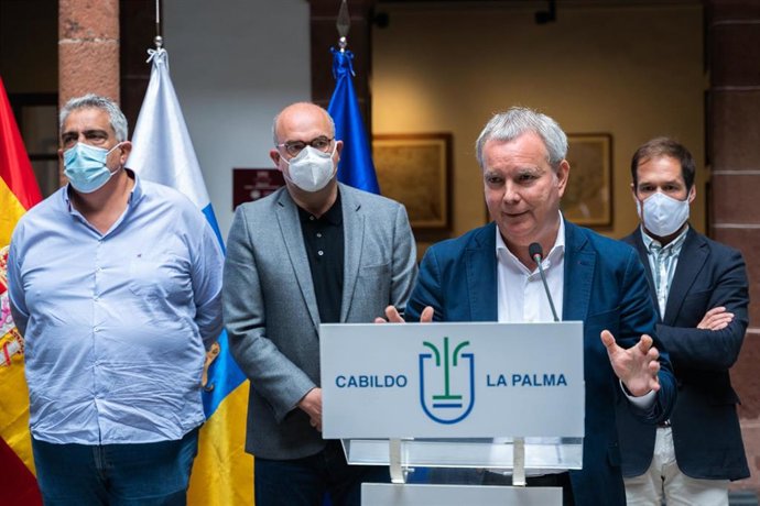El consejero de Obras Públicas del Gobierno de Canarias, Sebastián Franquis, en uan rueda de prensa para informar sobre el acuerdo de la carretera de la costa de La Palma