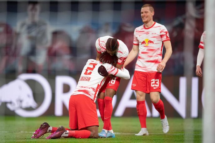 Mohamed Simakan, Christopher Nkunku y Marcel Halstenberg, del RB Leipzig, en el encuentro de Bundesliga ante el Hoffenheim en el Red Bull Arena