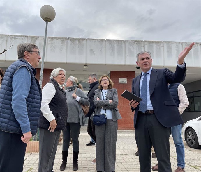 El candidato del PP a la Alcaldía de Sevilla, José Luis Sanz, en el barrio de Santa Clara.