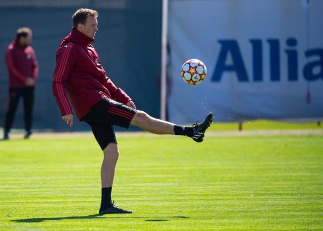 El entrenador del Bayern de Múnich Julian Nagelsmann durante un entrenamiento antes de la vuelta de cuartos de final de la Liga de Campeones 2021-2022 ante el Villarreal.