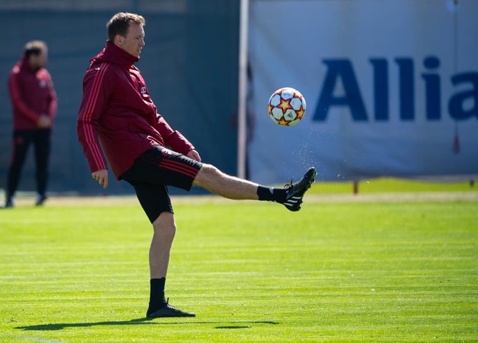 11 April 2022, Bavaria, Munich: Bayern Munich's coach Julian Nagelsmann leads a training session ahead of Tuesday's UEFA Champions League quarter-final second leg soccer match against Villarreal. Photo: Sven Hoppe/dpa
