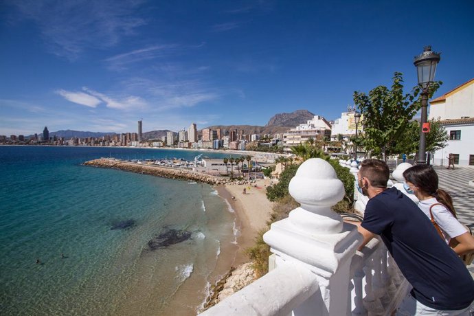 Archivo - Arxiu - Diverses persones gaudeixen en un mirador de Benidorm