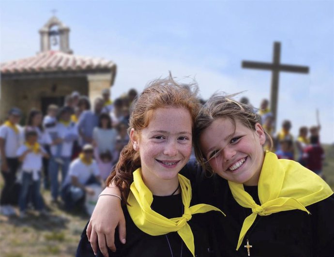 Archivo - Dos niñas participantes en las misiones de Semana Santa del Regnum Christi.