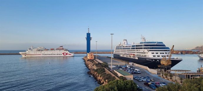 El crucero 'Amazara Quest' en el puerto de Almería