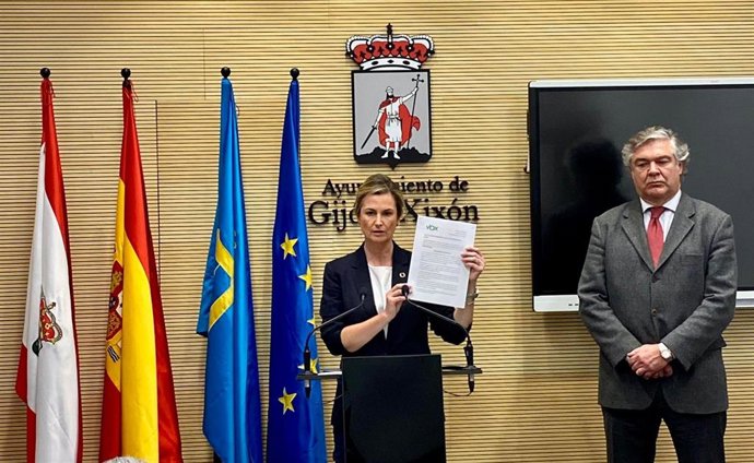 Laura Hurlé y Eladio de la Concha --portavoz--, concejales del Grupo Municipal de Vox en Gijón