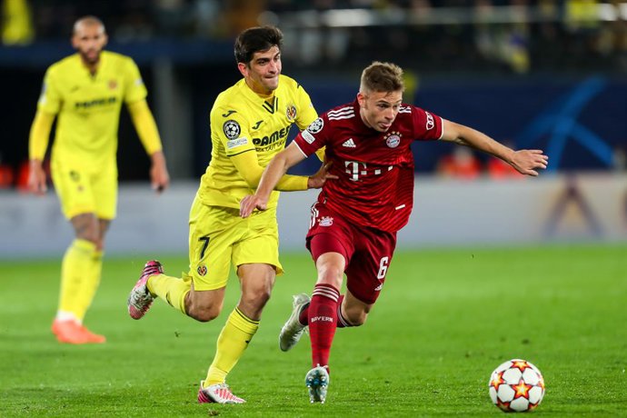 Joshua Kimmich of Bayern Munich and Gerard Moreno of Villarreal in action during the UEFA Champions League, quarter finals, football match played between Villarreal CF and Bayern Munich at the Ceramica Stadium on April 6, 2022, in Castellon, Spain.