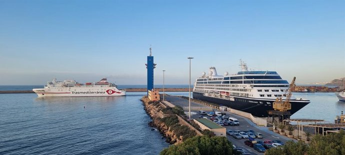 El crucero 'Amazara Quest' en el puerto de Almería
