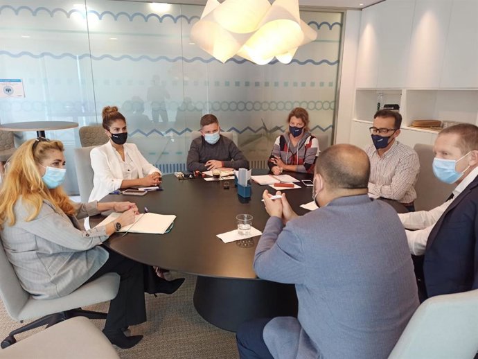 La directora insular de Turismo, Laura Castro, y el consejero delegado de Turismo de Tenerife, David Pérez, en una reunión con trabajadores de United Airlines para preparar el vuelo inaugural con Nueva York