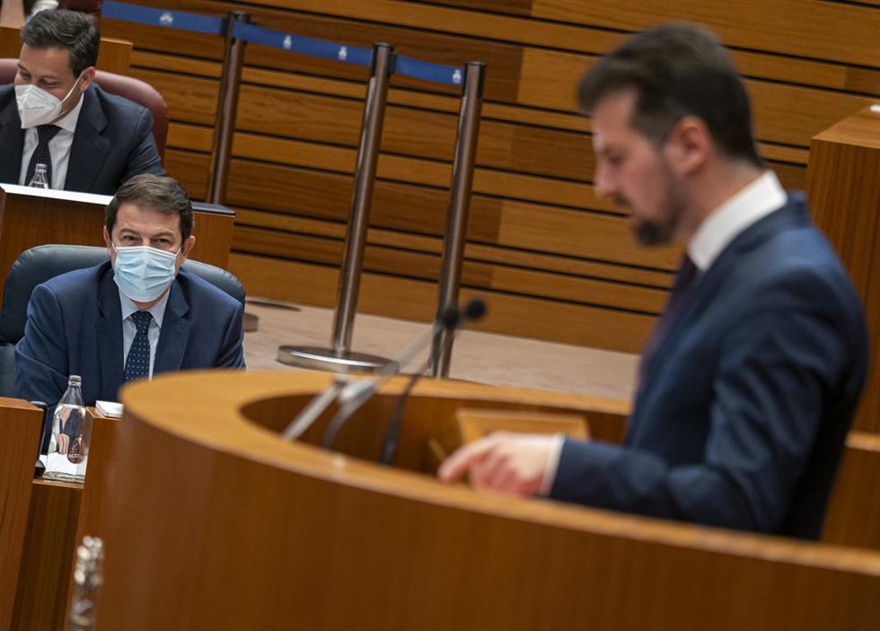 Mañueco sigue la intervención de Luis Tudanca en el debate de investidura.