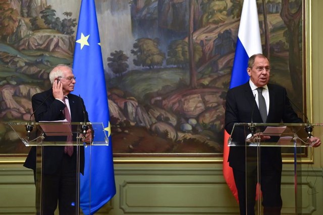 Archivo - L'alt representant de la UE per a la Política Exterior, Josep Borrell (e), al costat del ministre d'Exteriors de Rússia, Serguei Lavrov (d)