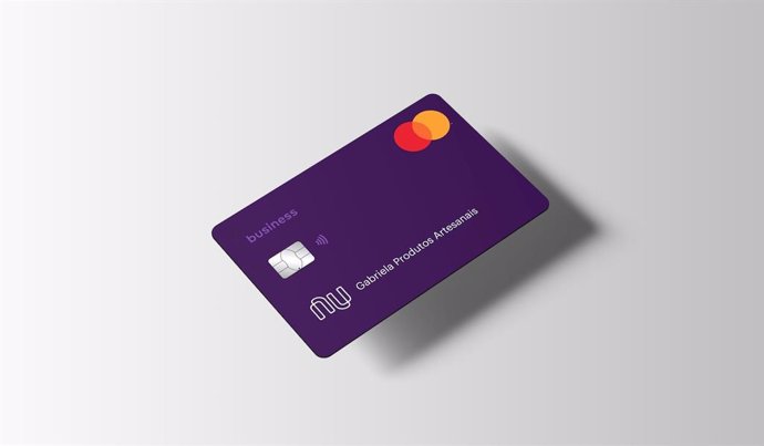 Archivo - Una tarjeta de débito del banco brasileño Nubank