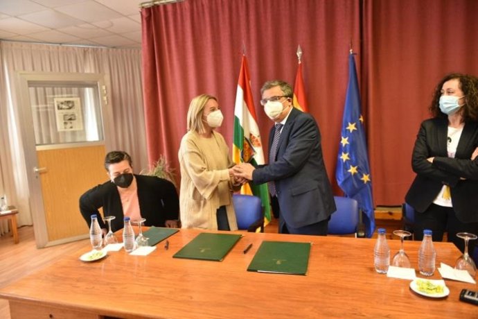 La consejera de Salud, María Somalo, y el de Servicios Sociales y Gobernanza Pública, Pablo Rubio, han firmado el nuevo protocolo de actuaciones elaborado entre ambas consejerías para coordinarse en residencias