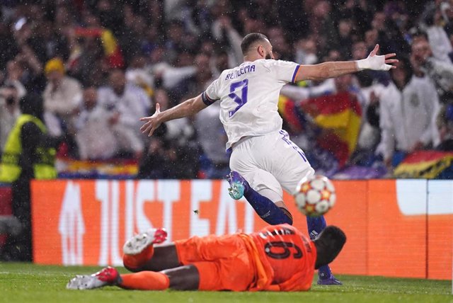 El jugador del Real Madrid Karim Bezema celebra un gol ante el Chelsea en la ida de cuartos de final de la Liga de Campeones 2021-2022.