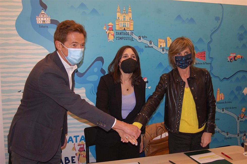 La conselleira de Emprego e Igualdade, María Jesús Lorenzana, la directora de la Axencia de Turismo de Galicia, Nava Castro, y el director de la Fundación Ronsel, Luis García, firman un convenio de colaboración.