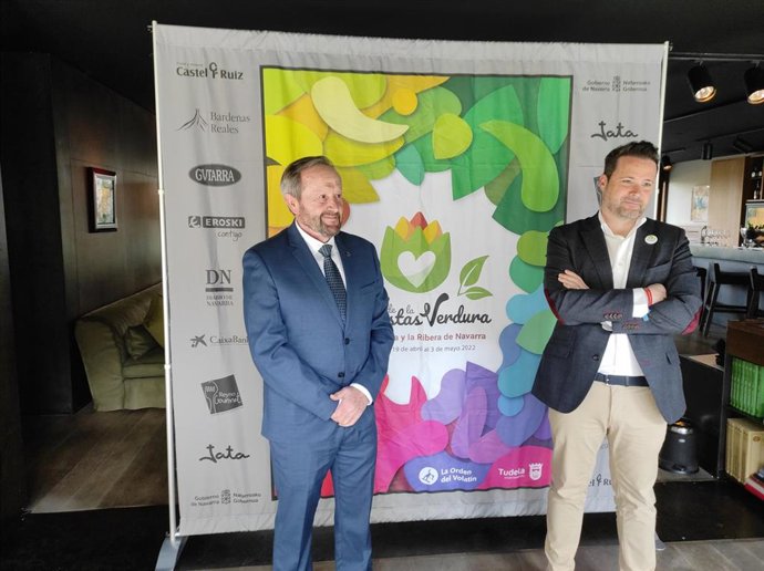 El alcalde de Tudela, Alejandro Toquero (d), y el presidente de la Orden del Volatín, Rafael Remírez de Ganuza, en la presentación en Pamplona de las XXVIII Fiestas de la Verdura de Tudela y la Ribera de Navarra.