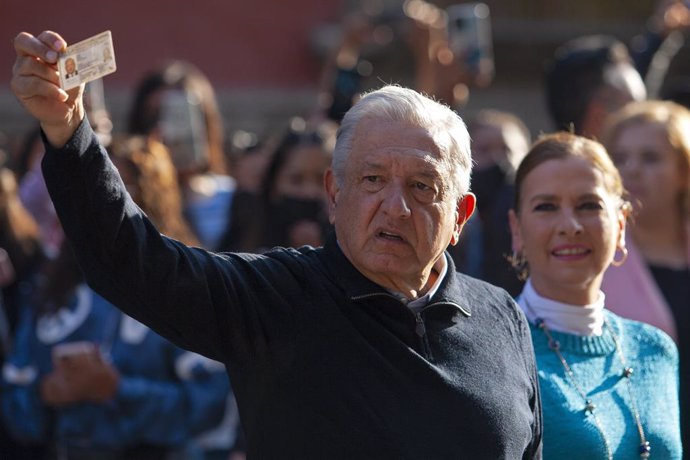 10 April 2022, Mexico, Mexico City: Mexican President Andres Manuel Lopez Obrador holds up his identity card as he arrives at polling station to cast his vote during a national referendum on his impeachment. Photo: Antonio Nava/Prensa Internacional via 