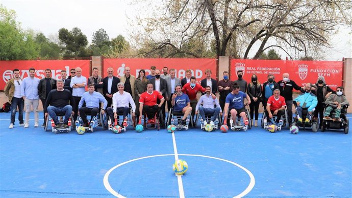 Foto de familia con David Villa tras la presentación de la escuela de Foothand de la Real Federación de Fútbol de Madrid