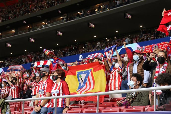 Archivo - Aficionados del Atlético de Madrid en el Wanda Metropolitano