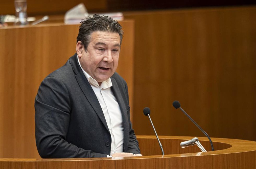 El procurador de UPL Luis Mariano Santos Reyer durante su intervención en el debate de investidura.