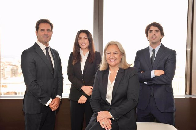 Archivo - El equipo de Degroof Petercam Asset Management (DPAM) en España, liderado por Amparo Ruiz Campo.