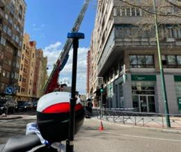 Intervención de los Bomberos de Valladolid en el cruce entre el paseo de Zorrilla y el del Hospital Militar.