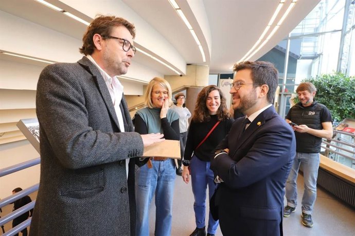El president de la Generalitat, Pere Aragons, es reuneix a París amb el director de la companyia teatral La Perla 29, Oriol Broggi.