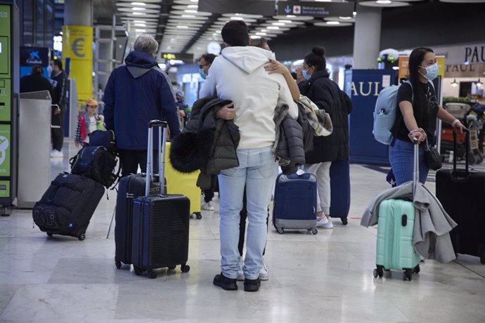 Archivo - Varias personas con maletas en el aeropuerto Adolfo Suárez, Madrid-Barajas.