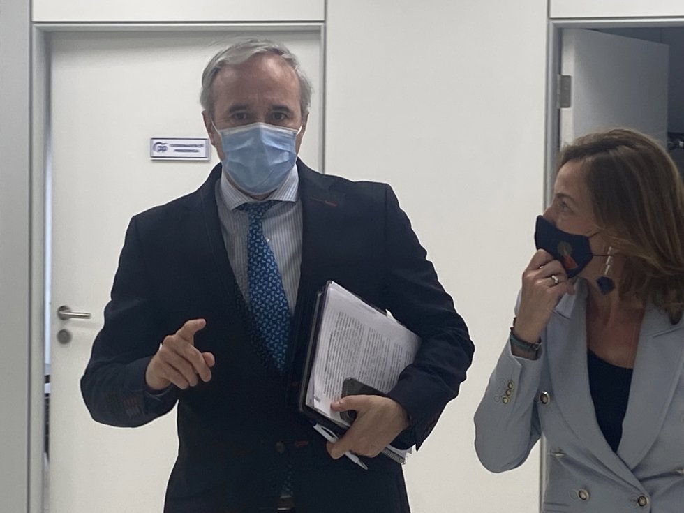 El presidente del PP Aragón, Jorge Azcón, y la concejal de Servicios Públicos de Zaragoza, Natalia Chueca.