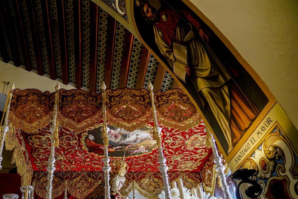 Nuestra Señora de la Merced de la Hermandad de Santa Genoveva saliendo del templo del barrio del Tiro de Línea, en la Semana Santa de Sevilla22. Lunes Santo a 11 de abril del 2022 en Sevilla (Andalucía, España)