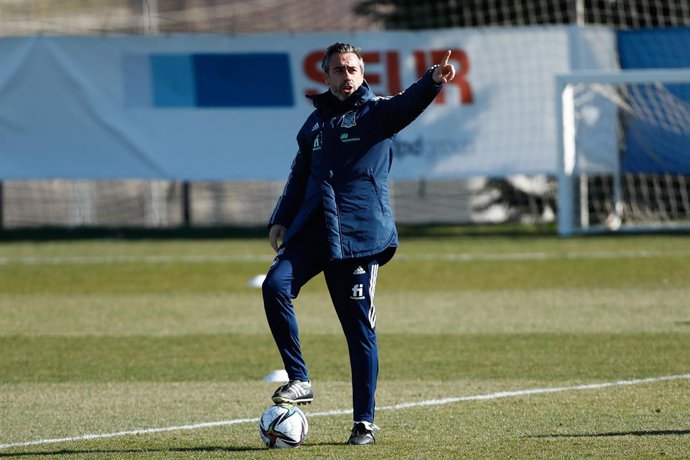 Archivo - Jorge Vilda, head coach, gestures during the women football Team of Spain training sesion, at Ciudad del Futbol on February 15, 2022, in Las Ronzas, Madrid, Spain.
