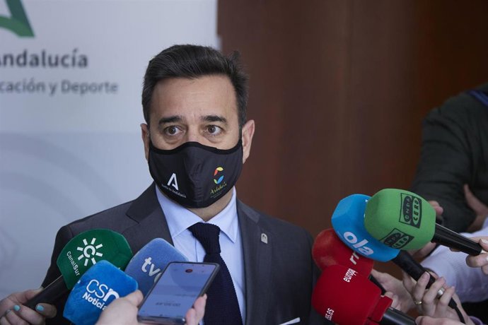 El consejero de Educación y Deporte, Manuel Alejandro Cardenete, mantiene un primer contacto con los medios de comunicación en Torre Triana, a 8 de abril de 2022 en Sevilla (Andalucía, España)