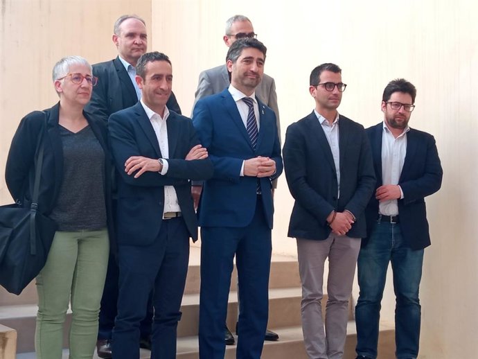 Els consellers Puigneró i Company, al costat d'altres representants dels governs balear i catal.