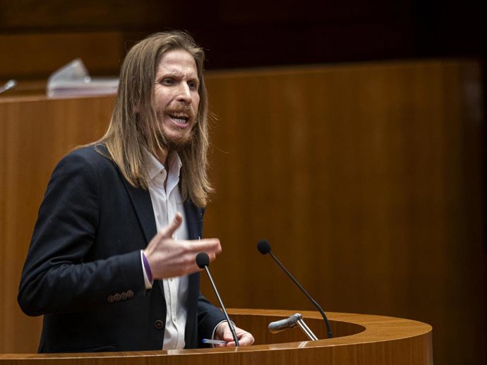El procurador de Unidas Podemo, Pablo Fernández, interviene en el pleno del debate de investidura del candidato del PP a la Presidencia de la Junta de Castilla y León  