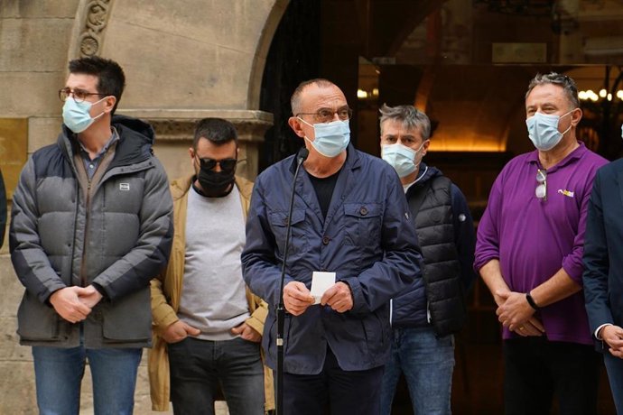 El alcalde de Lleida, Miquel Pueyo, durante la concentración contra la muerte violenta de un taxista en la localidad, a día 11 de abril de 2022