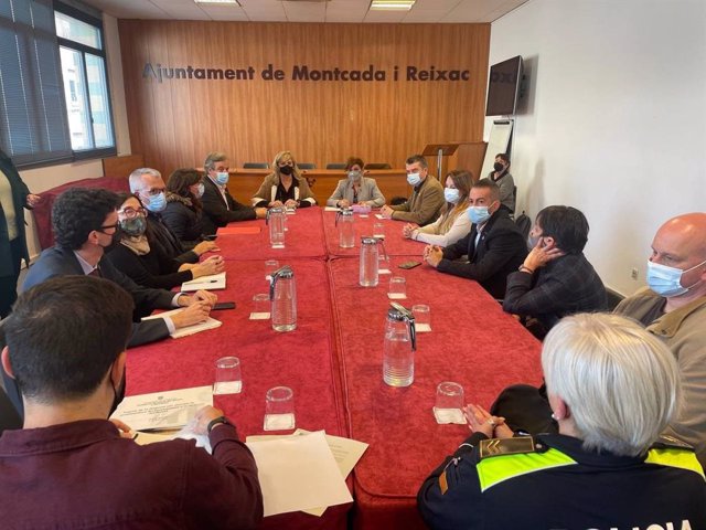 Imagen de la reunión en la que se ha aprobado la creación de una comisión para abordar el barranquismo en el cauce del Besòs (Barcelona)