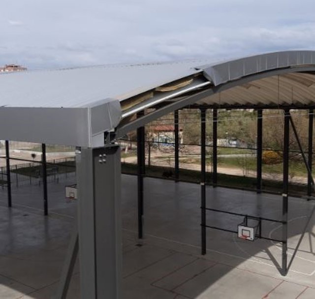 Cubierta de las canchas deportivas junto al Polideportivo Pisuerga de Valladolid en la que el viento ha desprendido una chapa.